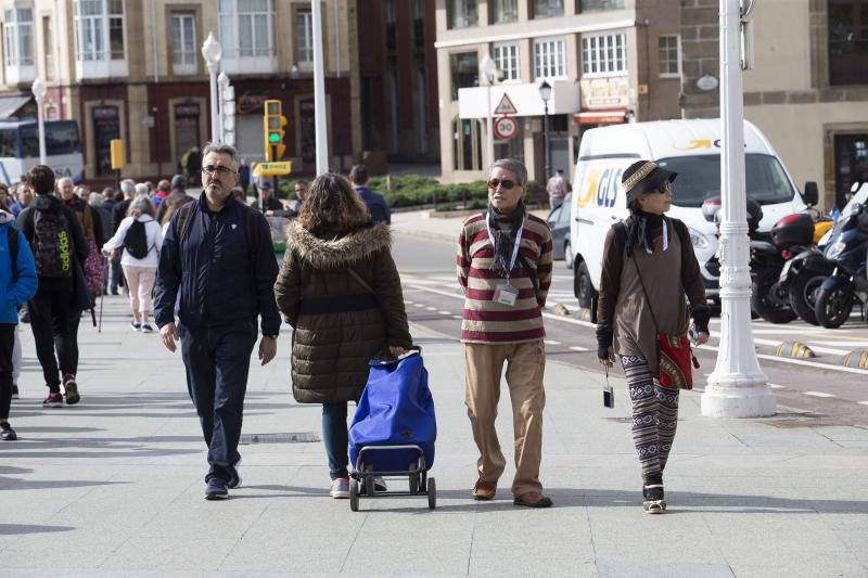 El lujoso 'Queen Victoria', perteneciente a la naviera Cunard Lines, atracó este jueves en la séptima alineación de los muelles de La Osa, en El Musel, con 2.280 pasajeros británicos que podrán disfrutar de Asturias