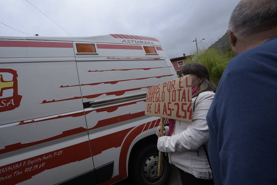 Fotos: Manifestación por el estado de la carretera Piloña -Caso