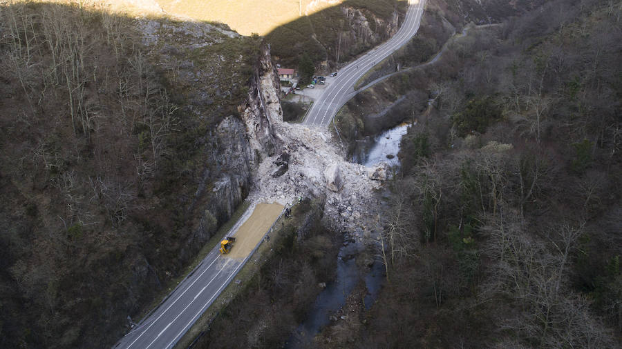 La montaña se derrumbó el 22 de marzo y, desde entonces, la carretera AS-117 está cortada a la altura de Anzó, en Sobrescobio, aislando al concejo de Caso. Los vecinos se han movilizado para reclamar una intervención urgente que permita la reapertura de la vía, pero la inestabilidad de la ladera obliga a actuar con toda la cautela. También se sirven de la ironía y el humor para poner de manifiesto la difícil situación. 