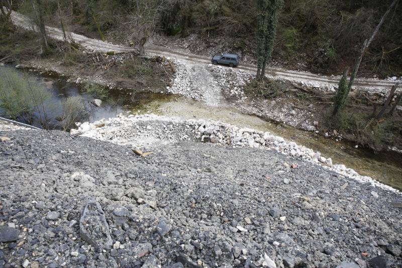 La montaña se derrumbó el 22 de marzo y, desde entonces, la carretera AS-117 está cortada a la altura de Anzó, en Sobrescobio, aislando al concejo de Caso. Los vecinos se han movilizado para reclamar una intervención urgente que permita la reapertura de la vía, pero la inestabilidad de la ladera obliga a actuar con toda la cautela. También se sirven de la ironía y el humor para poner de manifiesto la difícil situación. 