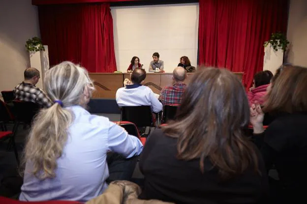Segundo González, diputado de Unidos Podemos, acompañado por las concejalas Llarina González, de IU, y Yolanda Suárez, de Somos, ayer en la Casa de Cultura. 