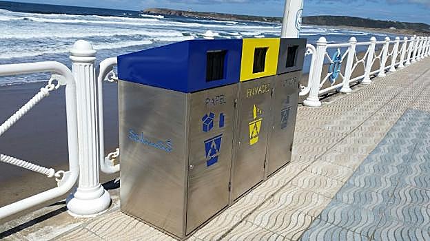 Los contenedores se han instalado en el paseo marítimo. 