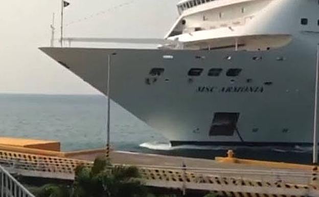 El espectacular choque de un crucero contra un muelle