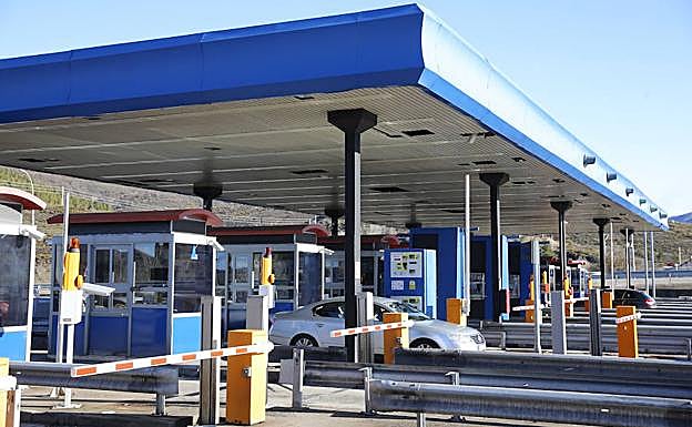 Cabinas de peaje de la autopista del Huerna. 