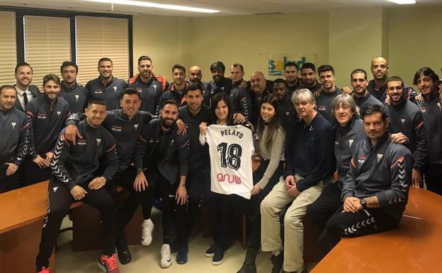 Los familiares de Pelayo, en el centro, rodeados por futbolistas, cuerpo técnico y directivos del Albacete, en el hospital de Zaragoza. 