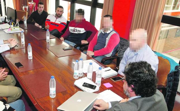 Por la izquierda, Ángel V. L. y Alfonso T. M., con orden de alejamiento de El Molinón, con Fernando Losada, consejero del Sporting, y representantes de colectivos de aficionados, en una reunión celebrada en Mareo el 7 de marzo .