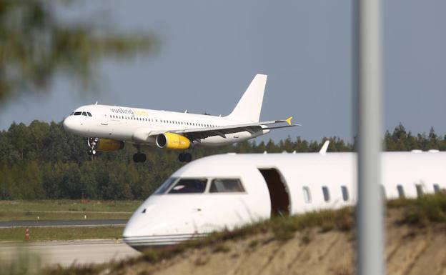 Un avión de Vueling despega del aeropuerto de Asturias