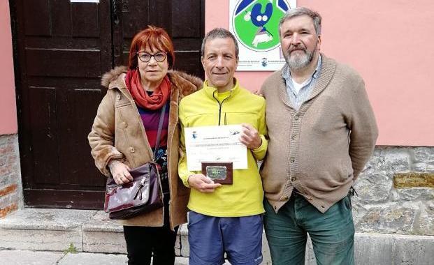 Mariano Luca, en el centro, junto a María del Pilar González Bulnes y Alejandro Barrero, ayer en San Esteban de Leces. 