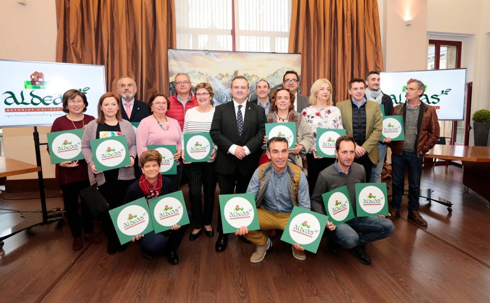 Los propietarios de los establecimientos distinguidos con la marca 'Aldeas, Asturias calidad rural', ayer, junto al consejero. 