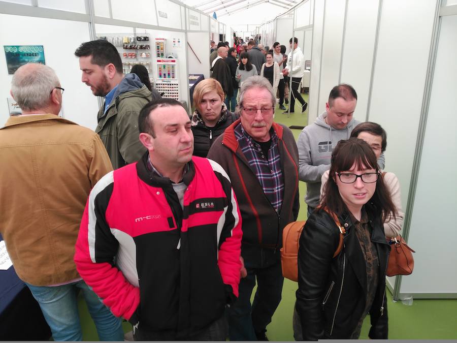 Un año más, la localidad salense de Cornellana se viste de gala para celebrar el inicio de la temporada de pesca con muerte del salmón y los expositores dedicados a la pesca, la caza, la naturaleza, y también a la artesanía y la alimentación, han tomado el recinto de la Feria del Salmón y Capenastur.