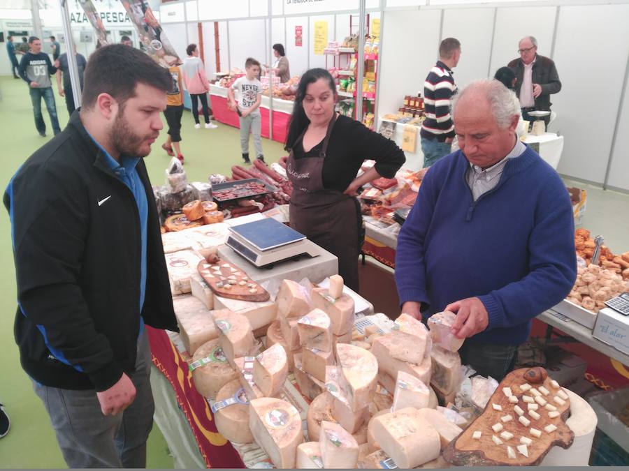 Un año más, la localidad salense de Cornellana se viste de gala para celebrar el inicio de la temporada de pesca con muerte del salmón y los expositores dedicados a la pesca, la caza, la naturaleza, y también a la artesanía y la alimentación, han tomado el recinto de la Feria del Salmón y Capenastur.