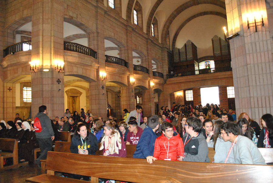 Más de cuatrocientos jóvenes procedentes de las diócesis de Oviedo, Santander, León y Astorga participan este fin de semana en la Jornada Regional de Jóvenes organizada por el Arzobispado de Oviedo con motivo del triple centenario de Covadonga. 