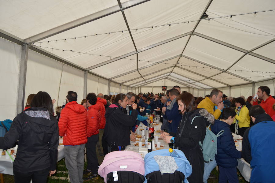 El pueblo de Moal se multiplica por diez y se vuelca con los participantes del trail 'Puerta de Muniellos'. En su séptima edición participaron un total de 800 corredores. Se proclamó vencedor Pablo Villa, actual campeón de España de carreras de montaña, que cruzó la meta habiendo empleando tres horas y 16 minutos. La asturiana María Polonia lo hacía en cuatro horas y 3 minutos