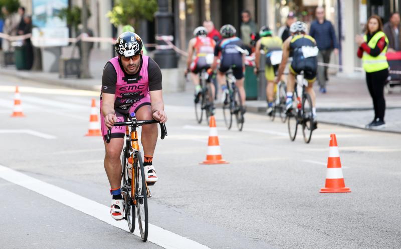 Centenares de deportistas han participado en el II Duatlón Ciudad de Oviedo, una prueba en la que se ha hecho con el triunfo Beatriz Tenreiro, campeona del mundo de duatlón, cuyo marido, Miguel Ángel Alonso, falleció hace una semana. Cruzó la meta dedicándole el título. 