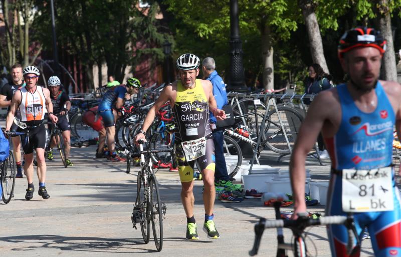 Centenares de deportistas han participado en el II Duatlón Ciudad de Oviedo, una prueba en la que se ha hecho con el triunfo Beatriz Tenreiro, campeona del mundo de duatlón, cuyo marido, Miguel Ángel Alonso, falleció hace una semana. Cruzó la meta dedicándole el título. 