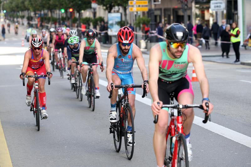 Centenares de deportistas han participado en el II Duatlón Ciudad de Oviedo, una prueba en la que se ha hecho con el triunfo Beatriz Tenreiro, campeona del mundo de duatlón, cuyo marido, Miguel Ángel Alonso, falleció hace una semana. Cruzó la meta dedicándole el título. 