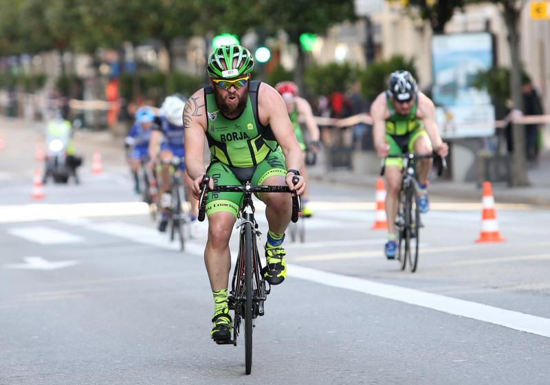 Centenares de deportistas han participado en el II Duatlón Ciudad de Oviedo, una prueba en la que se ha hecho con el triunfo Beatriz Tenreiro, campeona del mundo de duatlón, cuyo marido, Miguel Ángel Alonso, falleció hace una semana. Cruzó la meta dedicándole el título. 