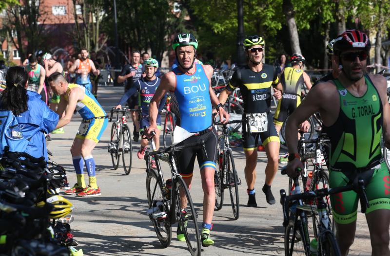 Centenares de deportistas han participado en el II Duatlón Ciudad de Oviedo, una prueba en la que se ha hecho con el triunfo Beatriz Tenreiro, campeona del mundo de duatlón, cuyo marido, Miguel Ángel Alonso, falleció hace una semana. Cruzó la meta dedicándole el título. 