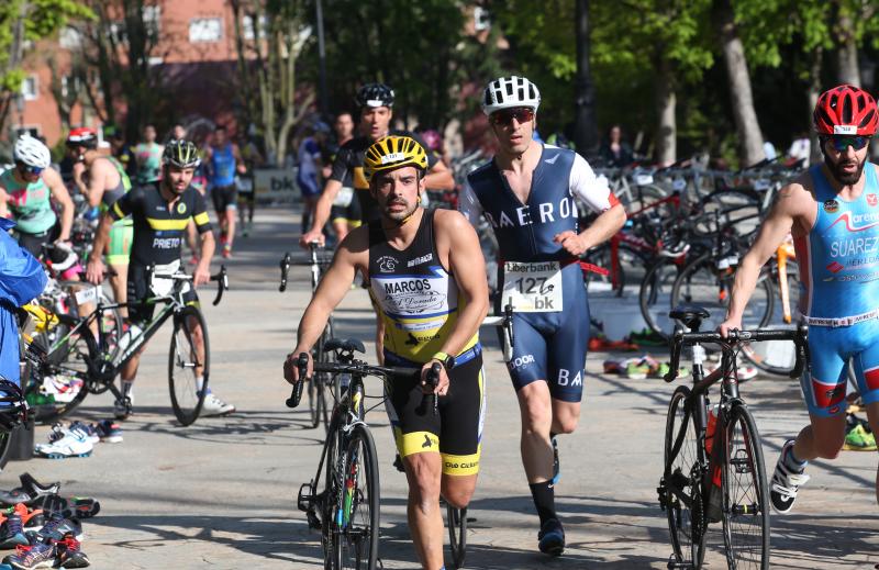 Centenares de deportistas han participado en el II Duatlón Ciudad de Oviedo, una prueba en la que se ha hecho con el triunfo Beatriz Tenreiro, campeona del mundo de duatlón, cuyo marido, Miguel Ángel Alonso, falleció hace una semana. Cruzó la meta dedicándole el título. 