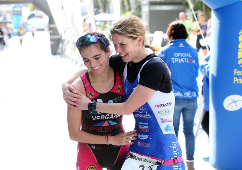 Centenares de deportistas han participado en el II Duatlón Ciudad de Oviedo, una prueba en la que se ha hecho con el triunfo Beatriz Tenreiro, campeona del mundo de duatlón, cuyo marido, Miguel Ángel Alonso, falleció hace una semana. Cruzó la meta dedicándole el título. 