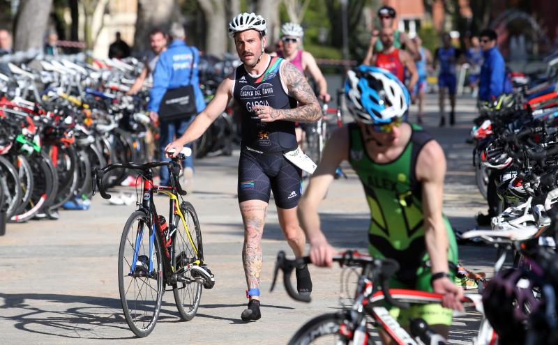 Centenares de deportistas han participado en el II Duatlón Ciudad de Oviedo, una prueba en la que se ha hecho con el triunfo Beatriz Tenreiro, campeona del mundo de duatlón, cuyo marido, Miguel Ángel Alonso, falleció hace una semana. Cruzó la meta dedicándole el título. 