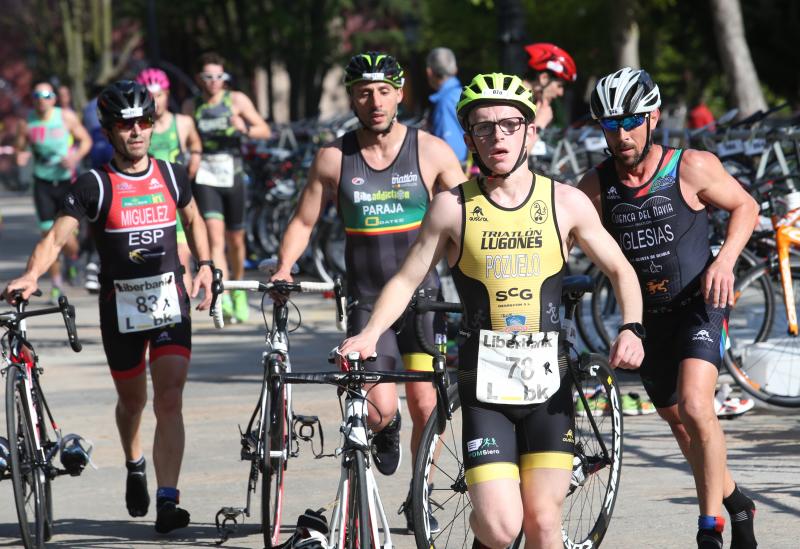 Centenares de deportistas han participado en el II Duatlón Ciudad de Oviedo, una prueba en la que se ha hecho con el triunfo Beatriz Tenreiro, campeona del mundo de duatlón, cuyo marido, Miguel Ángel Alonso, falleció hace una semana. Cruzó la meta dedicándole el título. 