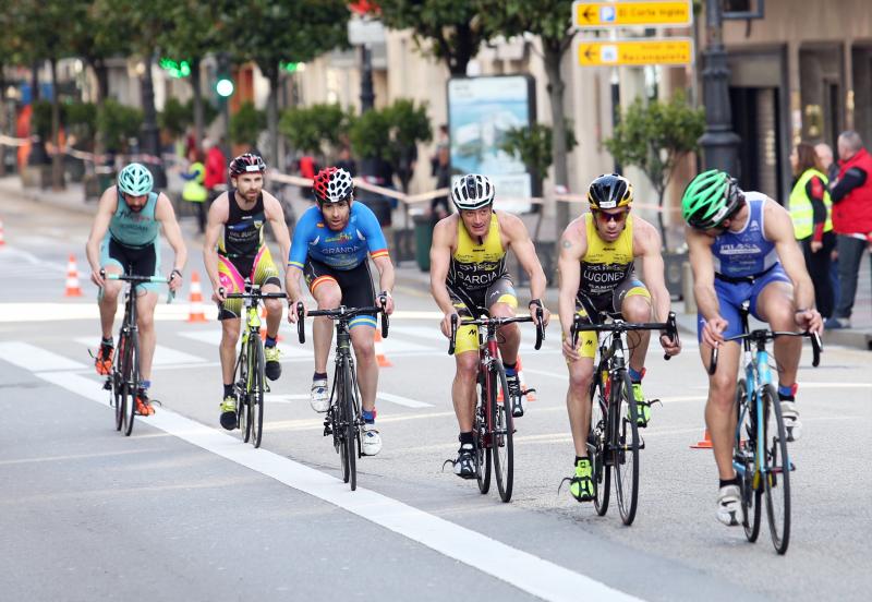 Centenares de deportistas han participado en el II Duatlón Ciudad de Oviedo, una prueba en la que se ha hecho con el triunfo Beatriz Tenreiro, campeona del mundo de duatlón, cuyo marido, Miguel Ángel Alonso, falleció hace una semana. Cruzó la meta dedicándole el título. 