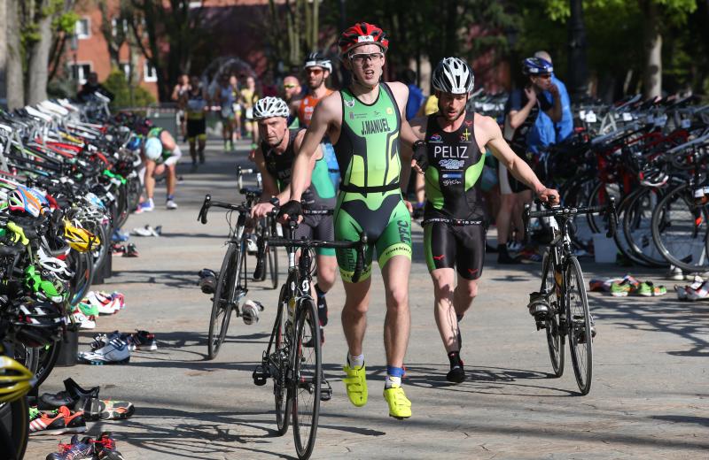 Centenares de deportistas han participado en el II Duatlón Ciudad de Oviedo, una prueba en la que se ha hecho con el triunfo Beatriz Tenreiro, campeona del mundo de duatlón, cuyo marido, Miguel Ángel Alonso, falleció hace una semana. Cruzó la meta dedicándole el título. 