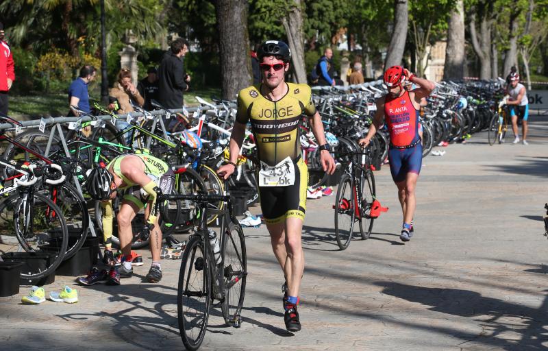 Centenares de deportistas han participado en el II Duatlón Ciudad de Oviedo, una prueba en la que se ha hecho con el triunfo Beatriz Tenreiro, campeona del mundo de duatlón, cuyo marido, Miguel Ángel Alonso, falleció hace una semana. Cruzó la meta dedicándole el título. 