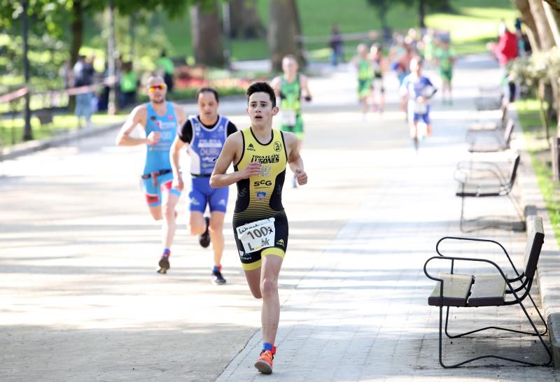 Centenares de deportistas han participado en el II Duatlón Ciudad de Oviedo, una prueba en la que se ha hecho con el triunfo Beatriz Tenreiro, campeona del mundo de duatlón, cuyo marido, Miguel Ángel Alonso, falleció hace una semana. Cruzó la meta dedicándole el título. 