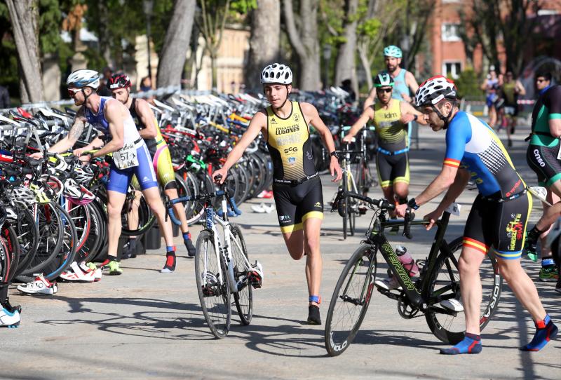 Centenares de deportistas han participado en el II Duatlón Ciudad de Oviedo, una prueba en la que se ha hecho con el triunfo Beatriz Tenreiro, campeona del mundo de duatlón, cuyo marido, Miguel Ángel Alonso, falleció hace una semana. Cruzó la meta dedicándole el título. 