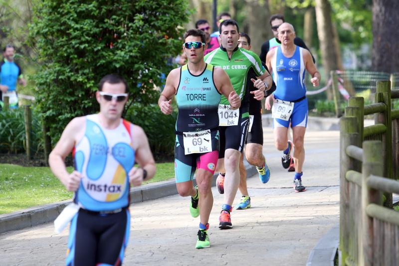 Centenares de deportistas han participado en el II Duatlón Ciudad de Oviedo, una prueba en la que se ha hecho con el triunfo Beatriz Tenreiro, campeona del mundo de duatlón, cuyo marido, Miguel Ángel Alonso, falleció hace una semana. Cruzó la meta dedicándole el título. 