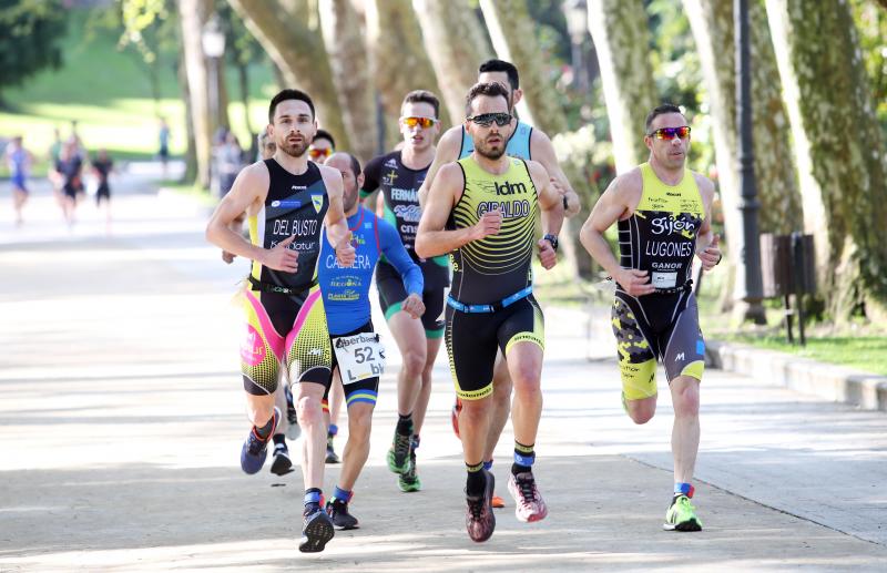 Centenares de deportistas han participado en el II Duatlón Ciudad de Oviedo, una prueba en la que se ha hecho con el triunfo Beatriz Tenreiro, campeona del mundo de duatlón, cuyo marido, Miguel Ángel Alonso, falleció hace una semana. Cruzó la meta dedicándole el título. 