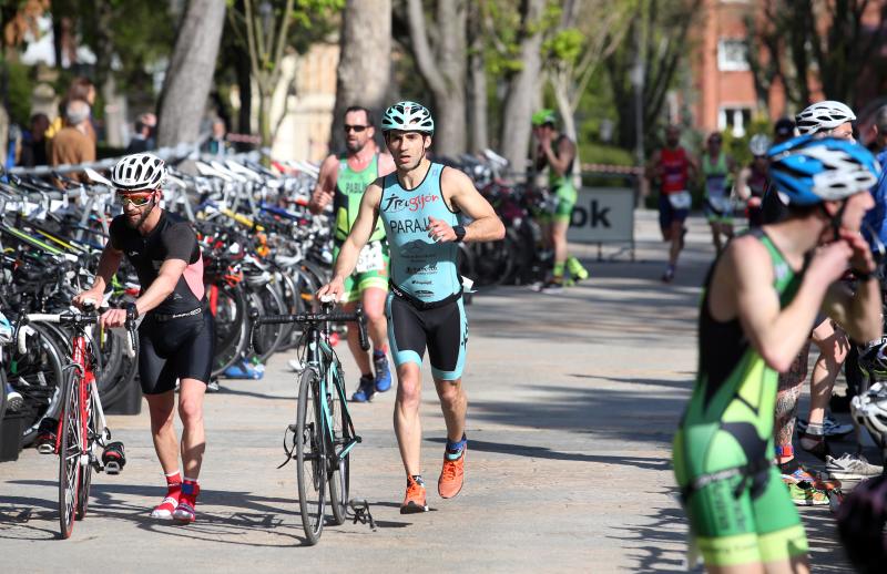 Centenares de deportistas han participado en el II Duatlón Ciudad de Oviedo, una prueba en la que se ha hecho con el triunfo Beatriz Tenreiro, campeona del mundo de duatlón, cuyo marido, Miguel Ángel Alonso, falleció hace una semana. Cruzó la meta dedicándole el título. 