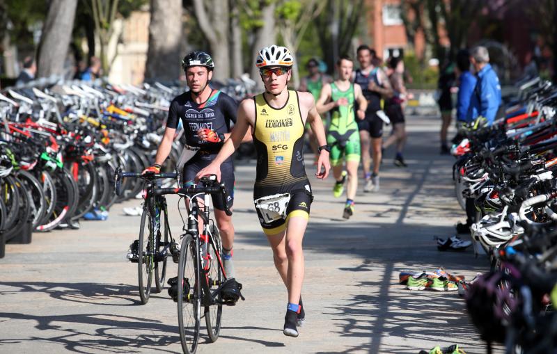 Centenares de deportistas han participado en el II Duatlón Ciudad de Oviedo, una prueba en la que se ha hecho con el triunfo Beatriz Tenreiro, campeona del mundo de duatlón, cuyo marido, Miguel Ángel Alonso, falleció hace una semana. Cruzó la meta dedicándole el título. 