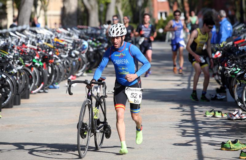 Centenares de deportistas han participado en el II Duatlón Ciudad de Oviedo, una prueba en la que se ha hecho con el triunfo Beatriz Tenreiro, campeona del mundo de duatlón, cuyo marido, Miguel Ángel Alonso, falleció hace una semana. Cruzó la meta dedicándole el título. 