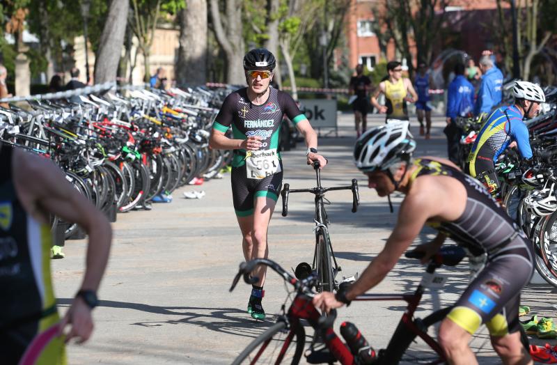 Centenares de deportistas han participado en el II Duatlón Ciudad de Oviedo, una prueba en la que se ha hecho con el triunfo Beatriz Tenreiro, campeona del mundo de duatlón, cuyo marido, Miguel Ángel Alonso, falleció hace una semana. Cruzó la meta dedicándole el título. 