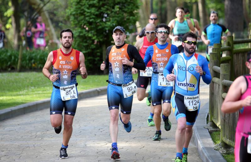 Centenares de deportistas han participado en el II Duatlón Ciudad de Oviedo, una prueba en la que se ha hecho con el triunfo Beatriz Tenreiro, campeona del mundo de duatlón, cuyo marido, Miguel Ángel Alonso, falleció hace una semana. Cruzó la meta dedicándole el título. 