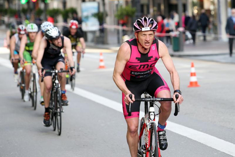 Centenares de deportistas han participado en el II Duatlón Ciudad de Oviedo, una prueba en la que se ha hecho con el triunfo Beatriz Tenreiro, campeona del mundo de duatlón, cuyo marido, Miguel Ángel Alonso, falleció hace una semana. Cruzó la meta dedicándole el título. 