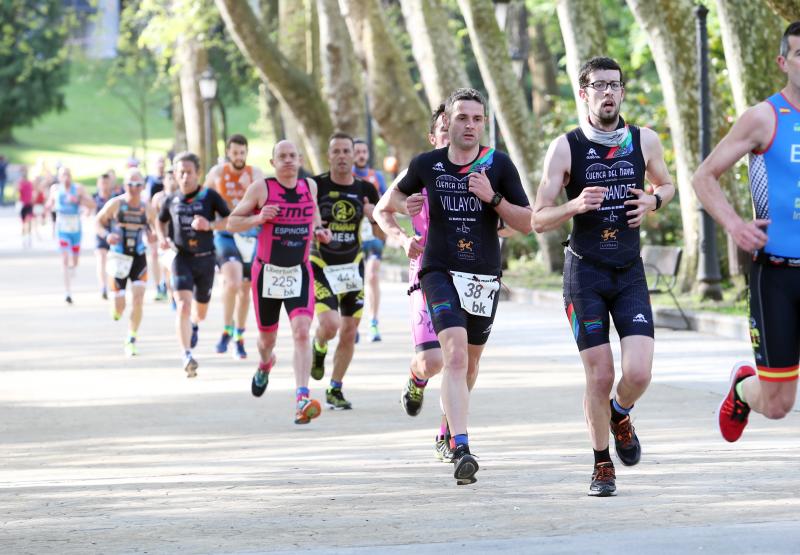 Centenares de deportistas han participado en el II Duatlón Ciudad de Oviedo, una prueba en la que se ha hecho con el triunfo Beatriz Tenreiro, campeona del mundo de duatlón, cuyo marido, Miguel Ángel Alonso, falleció hace una semana. Cruzó la meta dedicándole el título. 