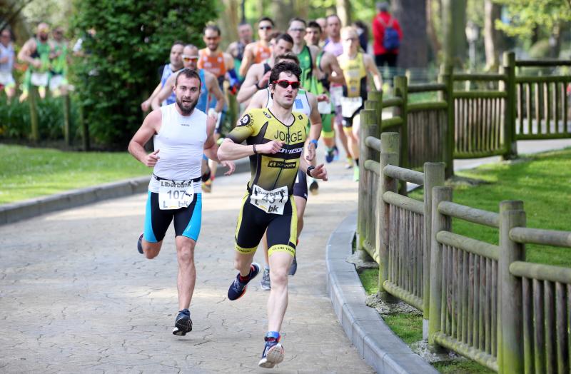 Centenares de deportistas han participado en el II Duatlón Ciudad de Oviedo, una prueba en la que se ha hecho con el triunfo Beatriz Tenreiro, campeona del mundo de duatlón, cuyo marido, Miguel Ángel Alonso, falleció hace una semana. Cruzó la meta dedicándole el título. 