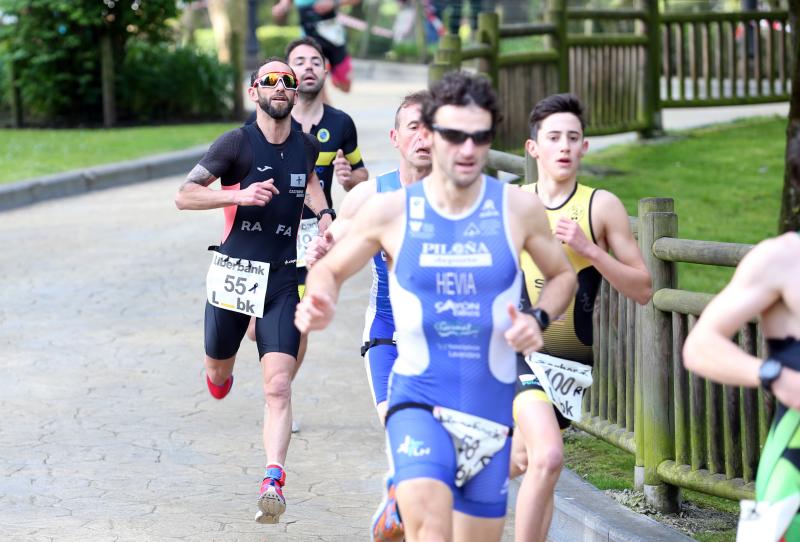 Centenares de deportistas han participado en el II Duatlón Ciudad de Oviedo, una prueba en la que se ha hecho con el triunfo Beatriz Tenreiro, campeona del mundo de duatlón, cuyo marido, Miguel Ángel Alonso, falleció hace una semana. Cruzó la meta dedicándole el título. 