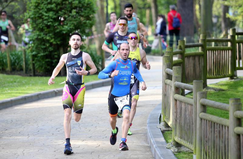 Centenares de deportistas han participado en el II Duatlón Ciudad de Oviedo, una prueba en la que se ha hecho con el triunfo Beatriz Tenreiro, campeona del mundo de duatlón, cuyo marido, Miguel Ángel Alonso, falleció hace una semana. Cruzó la meta dedicándole el título. 