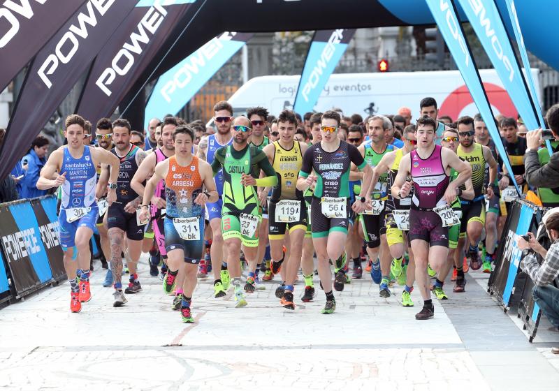 Centenares de deportistas han participado en el II Duatlón Ciudad de Oviedo, una prueba en la que se ha hecho con el triunfo Beatriz Tenreiro, campeona del mundo de duatlón, cuyo marido, Miguel Ángel Alonso, falleció hace una semana. Cruzó la meta dedicándole el título. 