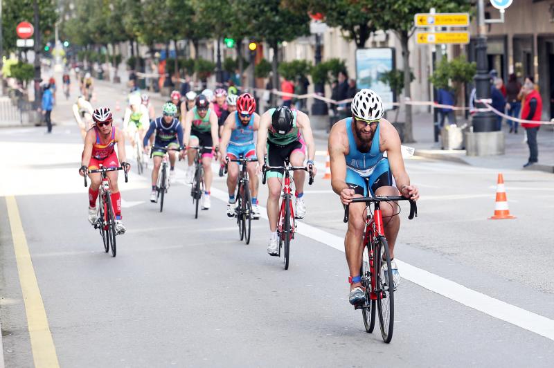 Centenares de deportistas han participado en el II Duatlón Ciudad de Oviedo, una prueba en la que se ha hecho con el triunfo Beatriz Tenreiro, campeona del mundo de duatlón, cuyo marido, Miguel Ángel Alonso, falleció hace una semana. Cruzó la meta dedicándole el título. 