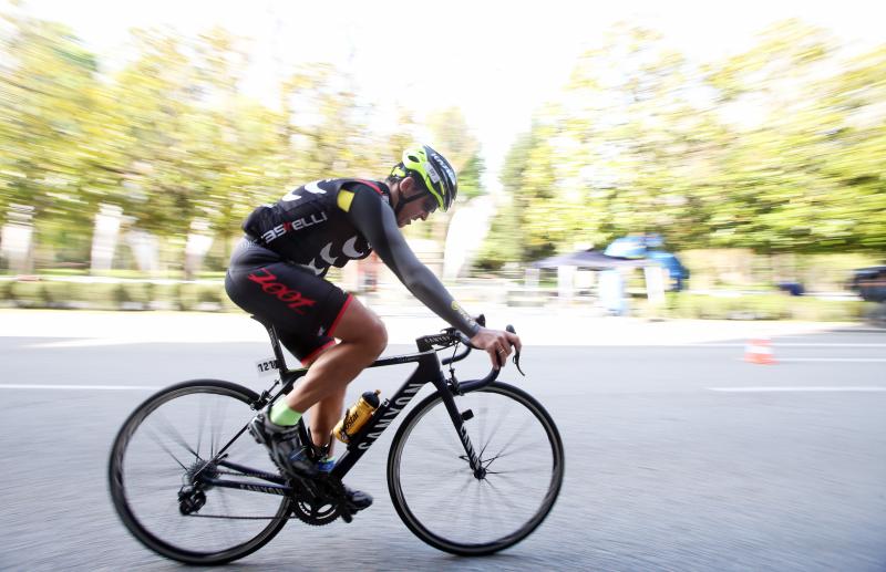 Centenares de deportistas han participado en el II Duatlón Ciudad de Oviedo, una prueba en la que se ha hecho con el triunfo Beatriz Tenreiro, campeona del mundo de duatlón, cuyo marido, Miguel Ángel Alonso, falleció hace una semana. Cruzó la meta dedicándole el título. 