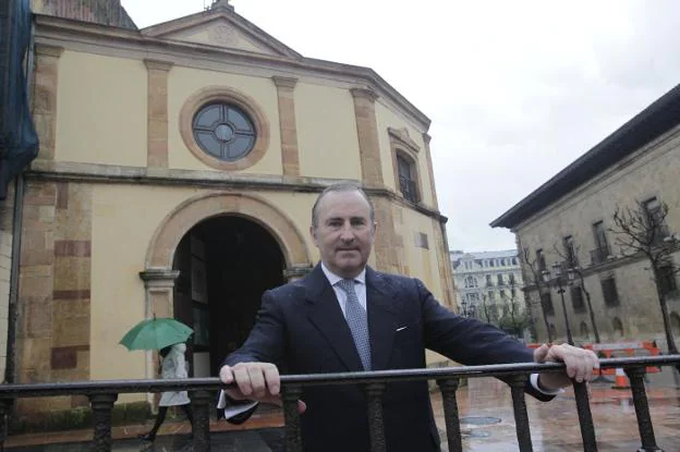 Junceda, ante la capilla de La Balesquida. 