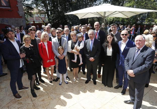 Manuel Coyá (cuarto por la derecha), rodeado de familiares, amigos y compañeros. 