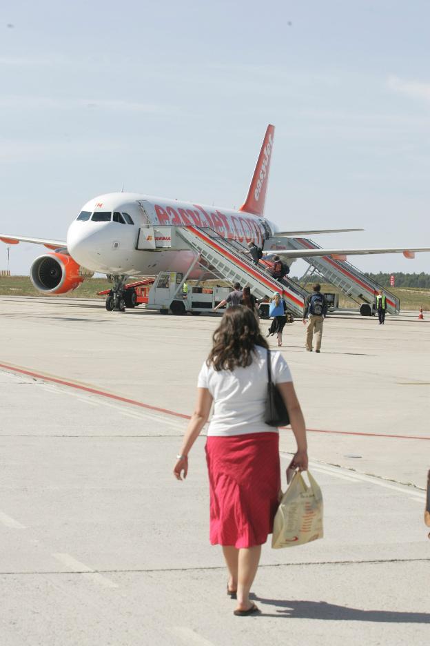 Un avión de EasyJet, con destino a Londres, poco antes de despegar, en el aeropuerto de Asturias. 