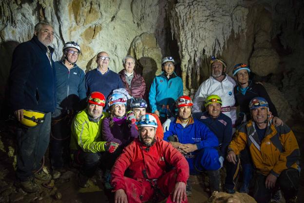 Jesús F. Malvárez, Adolfo Inda, Eloísa F. Bustillo, Amparo Izquierdo y Ruperto Álvarez, en el interior de la cueva junto a los componentes del Grupo Torreblanca y su presidenta, Orfelia Rodríguez. 